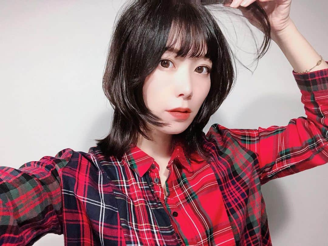 夏奈子のインスタグラム：「男顔なのでボーイッシュになりました✂️ 短くするつもりはなかったけどウルフぽくしたくて 後ろの短い毛に合わせたら 短くなりました💇‍♀️  自分的には 長い方が好きだけど… 海に行きすぎてたので 傷んでたのも気になって 久しぶりに切りました〜。  ちなみに、18歳くらいの時 金髪ウルフだったぶり。w  #流行りは繰り返す  #イメチェン #男顔 #ウルフカット  #カラー #美容院 #久しぶり #カット #おまかせ」