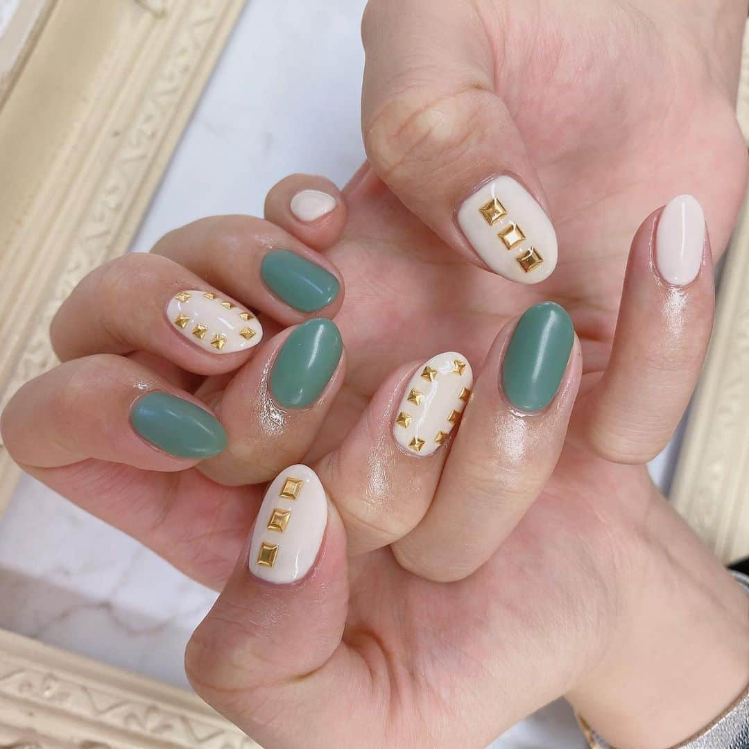 せなななせのインスタグラム：「#newnail #white #green #mattenails #マットネイル #スタッツ #バレンチノ #バレンチノネイル #きれいdeチュッ #名古屋 #ネイルサロン #名駅ネイルサロン #美活 #女子力 #あげてこ」