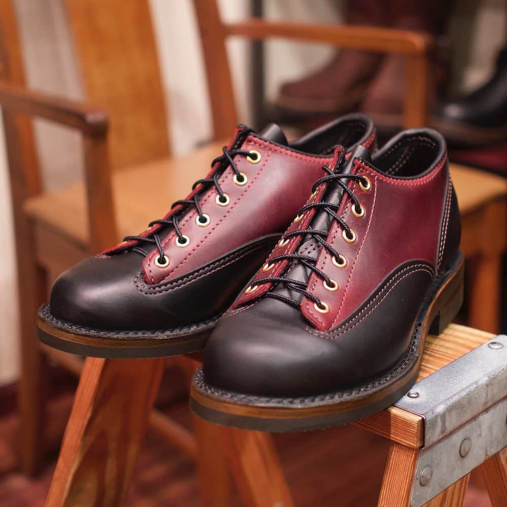 のインスタグラム：「【CUSTOM J.H.CLASSICS】 "Jobmaster"では定番人気となっているブラックタイ＆バーガンディーの組み合わせ。今回はそれをローカットモデルの"J.H.Classics"に落とし込んだカスタムサンプルを紹介します！詳しくはスタッフブログにて。 . https://wescojapan.blogspot.com/2020/11/custom-sample-jhclassics.html . ＊尚、WESCO恵比寿店は明日11/17(火)と明後日11/1(水)はお休みとなります。 お間違いのないよう、よろしくお願いします。 . #wesco #jh #jhclassics #madeinusa🇺🇸 #oregon #scappoose #wescojapan #wescoebisu #wescosetagaya #wescokanazawa」