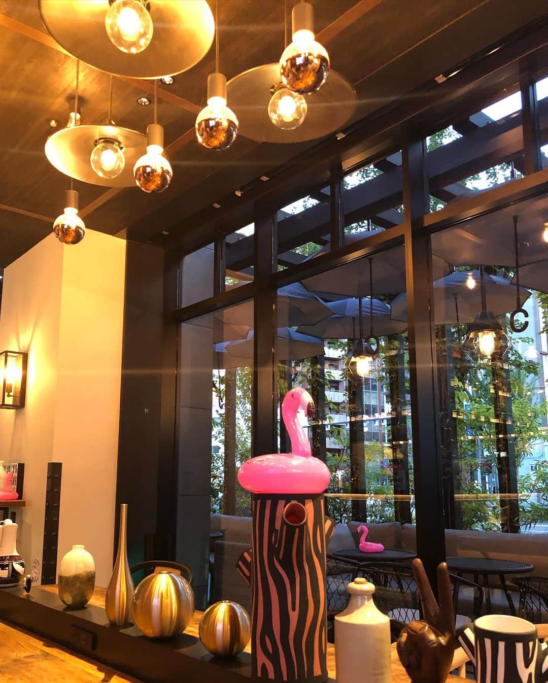 蘭子さんのインスタグラム写真 - (蘭子Instagram)「. 【Moxy大阪新梅田💒🎀💗】 . ホテルのロビーのカフェ?フリースペース的な場所☕💭💕 . 24時間営業で宿泊者じゃなくても利用出来るみたい⏰ . 流行りの「ライフスタイルホテル」✨✨ . 海外には可愛いブティックホテルが沢山あるのに 日本には全然無いなぁって思ってたら いつの間にか沢山出来てきてて凄い💓🧸💭 . ホテル選びも旅の醍醐味だよね😍 . . . . #大阪#大阪カフェ#大阪グルメ#大阪観光#大阪旅行#大阪ホテル#梅田カフェ#心斎橋カフェ#関西旅行#関西カフェ#映えスポット #映え写真 #映えカフェ#映え旅 #タビジョ#タビジョと繋がりたい#日本旅行#旅行好きな人と繋がりたい#旅行好き #旅スタグラム#国内旅行#moxyhotels」11月16日 18時05分 - xx_ranko_xx