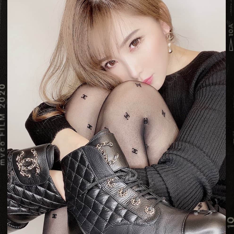 mycoのインスタグラム：「今日はCHANELコーデ🖤  #chanel #chanelshoes #ootd #chaneladdict #シャネルシューズ #シャネル大好き」
