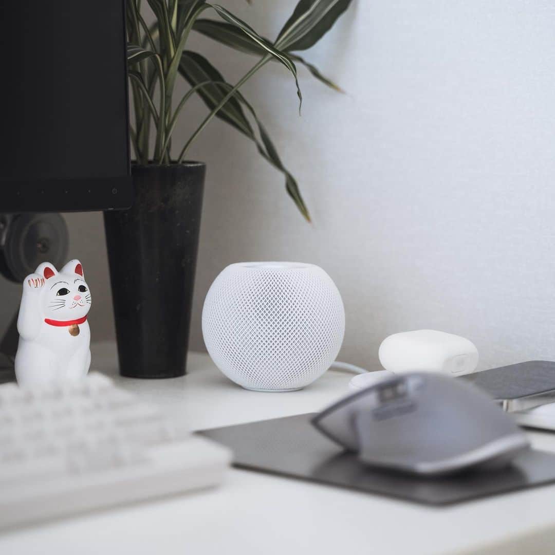 市川渚のインスタグラム：「発売されたばかりのAppleのスマートスピーカー HomePod mini のレビュー @spurmagazine の連載で公開されましたっ🙆‍♀️1台でも1万円台の小型スピーカーとは思えないくらいの豊かな音を鳴らしてくれますが、お財布が許してくれるようであれば2台でステレオペアにするのが俄然おすすめ…！手のひらサイズのコロンとした見た目も可愛い🤍﻿  https://spur.hpplus.jp/culture/nagisaichikawa/202011/16/JTIQCZQ/﻿  #HomePodmini review is out now on @SPURmagazine !Using just one speaker provides such a rich sound that it's unbelievable to think it's a small speaker in the 10,000 jpy range, but if your budget allows, I would highly recommend using two of them in a stereo pair! Its tiny and round design in the palm of your hand is also lovely.﻿  #﻿spurmagazine#spurjp#市川渚のデジタルスタイリッシュライフ#HomePodmini」