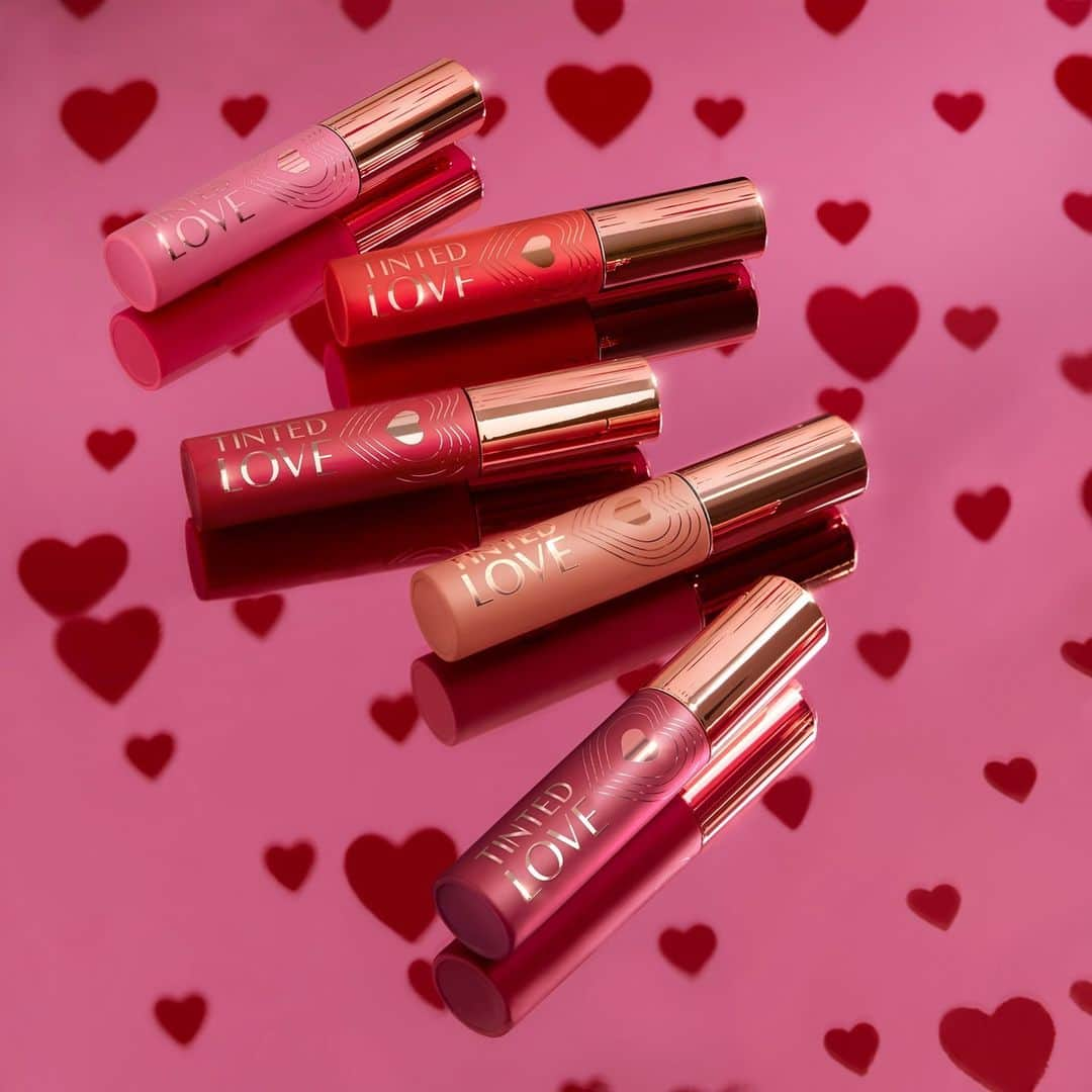 シャーロット・ティルベリーさんのインスタグラム写真 - (シャーロット・ティルベリーInstagram)「🚨💄NEW PRODUCT ALERT – TINTED LOVE – LIP & CHEEK TINTS💄🚨  Darlings, SURPRISE!! I have a NEW! beauty secret that’s EXCLUSIVELY DROPPING TODAY for ONE WEEK ONLY*, before it launches next year!!! Introducing my NEW! Tinted Love - 5 fresh, HYDRATING, LOVE-BLUSHED lip and cheek tints!! These are my multi-tasking BEAUTIFYING FILTERS for the BEST lips & cheeks of your life!! Enriched with Hyaluronic Acid and Vitamin E these lip tints NOURISH and HYDRATE whilst delivering a DREAMY wash of colour that leaves a LONG-LASTING petal imprint on the lips! It’s mistake-proof, QUICK and EASY makeup for EVERYONE, EVERYWHERE!!   💄93% agree their lips feel NOURISHED** 💄92% agree lips feel MOISTURISED/HYDRATED** 💄92% agree lips feel SOFT AND SMOOTH**  💄NEW! MAGIC SHADES  ❤️ Love Chain  🍑Bohemian Kiss  🤎Santa Euphoria  🍒Tripping On Love 🌸Petal Pink   * launching exclusively on CharlotteTilbury.com for one week form 16th – 22nd November before the global launch next year. **100 women tested over 24 hours  #CharlotteTilbury #TintedLove #LipTint #Beauty #Makeup #BeautyFilter #LipAndCheekTint」11月16日 18時00分 - charlottetilbury