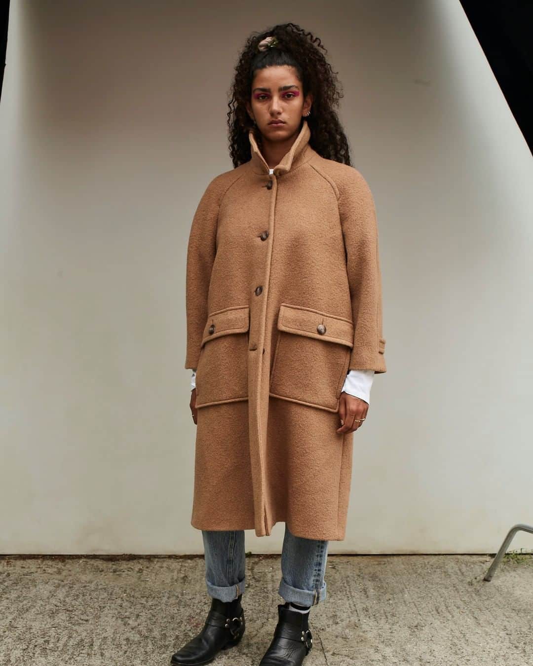 アメリカンビンテージのインスタグラム：「This season, white is not really white, mixing instead with ecru, beige and sand. Exploring every shade of white, the most natural tones are worn head to toe. ___ #AmericanVintage #FW20 #womenswear」