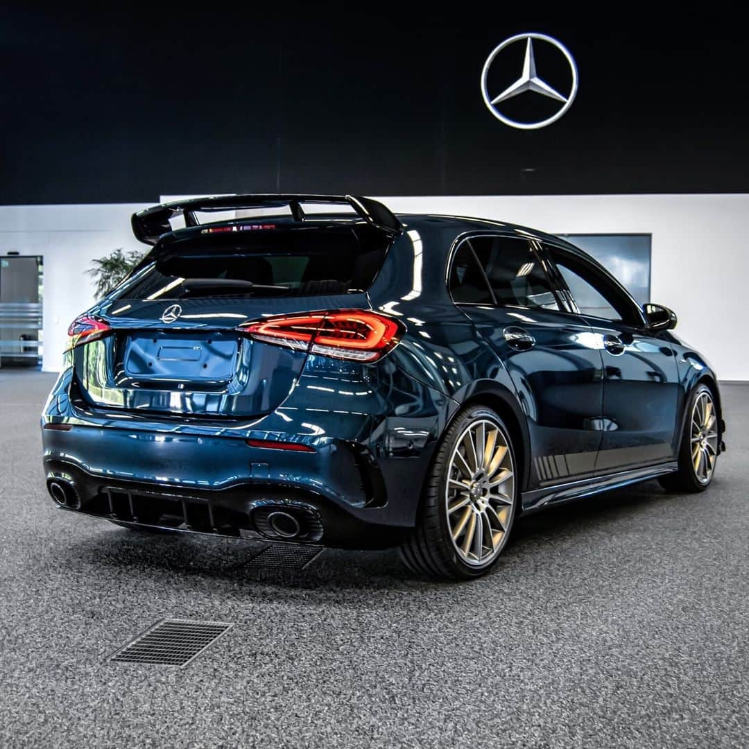 Mercedes AMGさんのインスタグラム写真 - (Mercedes AMGInstagram)「[Kraftstoffverbrauch kombiniert: 7,6–7,4 l/100 km  CO₂-Emissionen kombiniert: 175–170 g/km  amg4.me/efficiency-statement]  Denim blue with accents in Tech Gold – The Mercedes-AMG A 35 4MATIC Edition 1 is a real stunner💙  📷 @mbkundencenter  #DrivingPerformance #MercedesAMG #A35」11月16日 18時00分 - mercedesamg