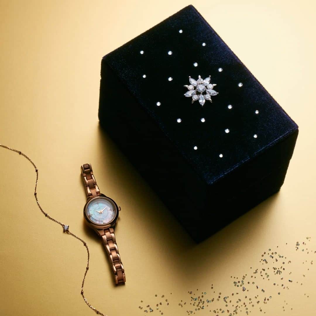 ４℃ / ヨンドシーさんのインスタグラム写真 - (４℃ / ヨンドシーInstagram)「・ ・ 【2020 Christmas Collection】 ～Noel Sky～ ・ 星空をイメージしたデザインのフェイスにダイヤモンドが煌めくジュエリーウォッチ。 セットのブレスレットには、4℃オリジナルカット「エトワールカット」があしらわれています。 ・ 共に時を刻み、背中を押してくれる時計は強い味方になるはず。 ・ スペシャルパッケージ付き ・ ¥38,000＋税 SS(11204-548-4201) ・ #ヨンドシー #ジュエリー #腕時計 #時計 #ブレスレット #ダイヤモンド #プレゼント #ギフト #ファッション #ご褒美 #ご褒美ジュエリー #クリスマス #クリスマスプレゼント #クリスマスギフト #新作  #jewelry #present #gift #watch #bracelet #diamond #fashion #fashionjewelry #xmas #christmas #christmaspresents #christmasgift #collection #newarrivals」11月16日 18時00分 - 4c_jewelry
