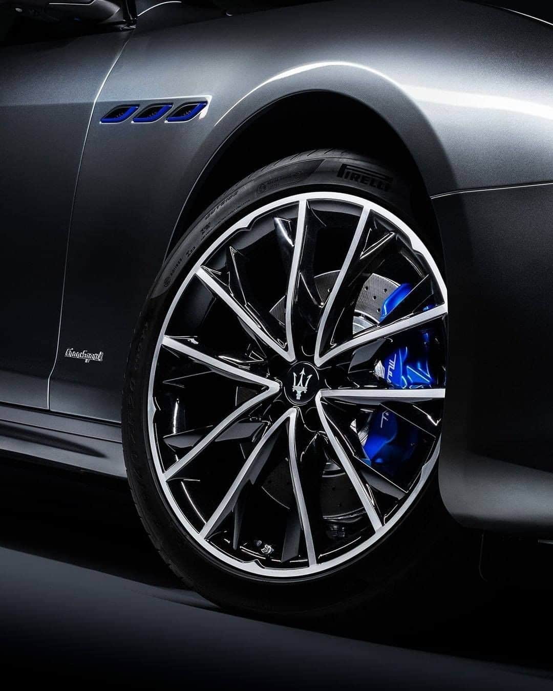 Maserati Japan | マセラティ ジャパンのインスタグラム：「究極の贅沢とエレガンスに、先進のテクノロジーが生み出す圧倒的なパワー。ギブリは、マセラティが持つ革新や競争、勝利への飽くなき情熱の賜物です。  ギブリの詳細はこちら https://www.maserati.com/jp/ja/models/ghibli  #Maserati #マセラティ  #MaseratiJapan #マセラティジャパン #Ghibli #ギブリ」