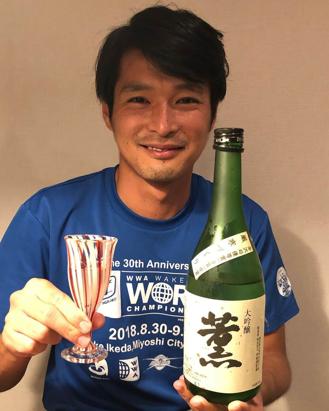 青山隼さんのインスタグラム写真 - (青山隼Instagram)「先日、福井の日本酒、「一乃谷」頂いたので飲みました。ほろ酔いな感じですみません。。笑 何とも言えない顔してます。笑 二枚目の写真にお酒写ってます！ #日本酒 #日本酒好きな人と繋がりたい #福井 #一乃谷 #ほろ酔い #冷酒 #ポン酒タグラム #元プロサッカー選手 #俳優 #タレント #名古屋グランパス #セレッソ大阪 #浦和レッズ #徳島ヴォルティス #レジェンド #アンバサダー #お酒好きな人と繋がりたい #素顔 #オフ #ありのまま @matuyamasaketen」11月16日 18時03分 - jun_aoyama_show_wa