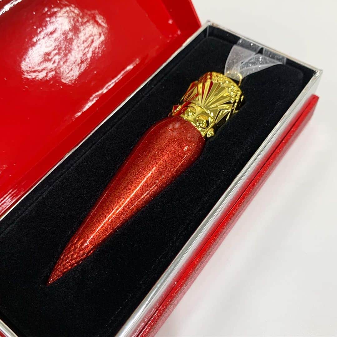 のインスタグラム：「クリスチャン ルブタン ビューティから、ホリデー限定リップが到着。グリッター リップカラー ソールージュ099です。 限定のグリッターボックスからまずはテンションがＵＰ。サテンのようなつややかなテクスチャー、上品なグリッターが入っていてホリデー気分を盛り上げます。  12500円 11/18うめだ阪急店 先行発売 11/25全国発売  #編集O子 #クリスチャンルブタンビューティ #グリッターリップカラー #口紅 #リップスティック #2020ホリデーコレクション #2020ホリデーコスメ #ルブタンビューティ #louboutinxmas #louboutinbeauty」