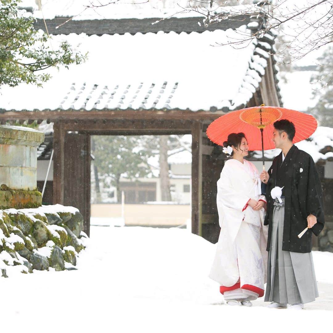 富山結婚式 ヴィラグランディス富山のインスタグラム：「, , , #白無垢  風情ある雪景色❄️×美しい白無垢🤍 , , , , , #ヴィラグランディス富山 他の写真も気になる方はプロフィールから 公式HPをご覧下さい▶︎▶︎▶︎」