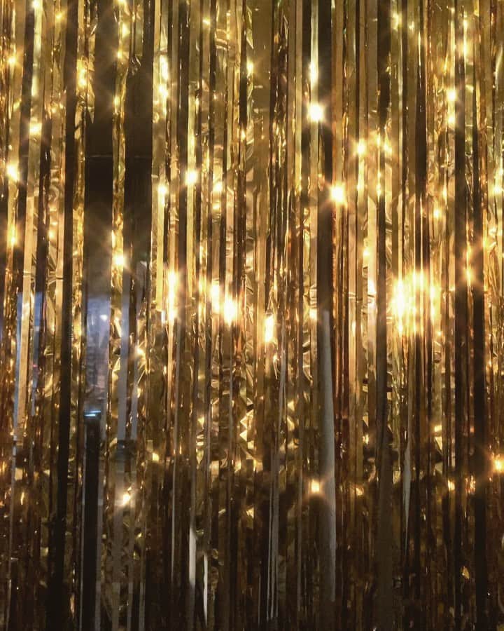 アレクシマビーユのインスタグラム：「A bit of sparkle to make confinement more attractive @alexismabille #golden #gold #sparkling #shine #goldy #prechristmas #alexismabille」
