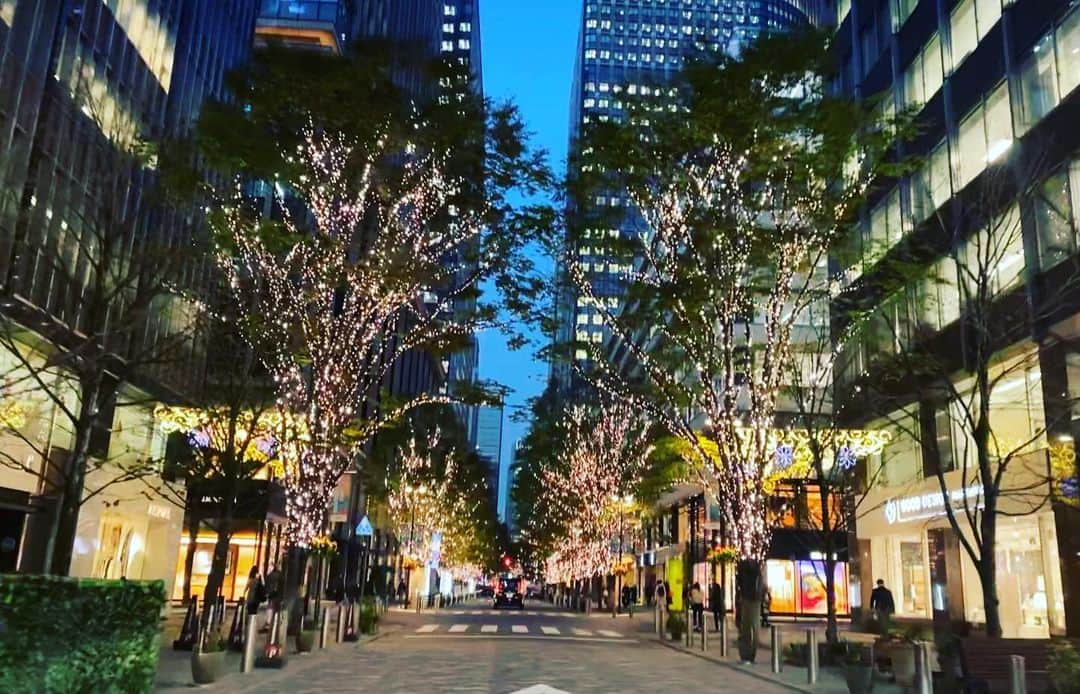 勝又優美さんのインスタグラム写真 - (勝又優美Instagram)「東京は美しい…✨  今年も丸の内のイルミネーションが始まってます😆  ビームス&ウィンズ ステーションでゴルフレッスン、 練習の帰りにイルミネーションを観る、はいかがでしょうか？☺  #イルミネーション #beamsgolf#丸の内 #丸の内イルミネーション  #新有楽町ビル #ビームス&ウィンズ ステーション #勝又優美#ゴルフ#ゴルフ女子 #ゴルフスイング  #ゴルフウェア #ゴルフコーデ #golf #golfstagram #ゴルフレッスン  #ゴルフ好き#golflife #ゴルフコーチ #ビームスゴルフ」11月16日 18時14分 - yumi.katsumata