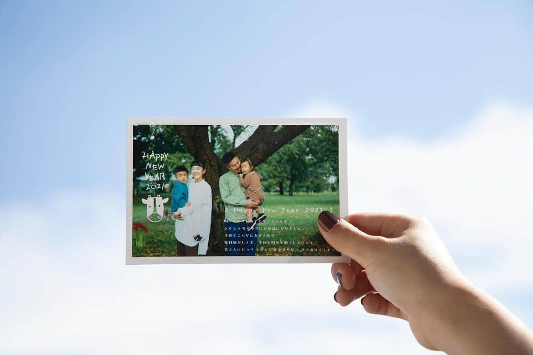WALL DECOR (ウォールデコ）のインスタグラム：「2021年を迎えるために年賀状の準備を始めませんか？『富士フイルムの年賀状2021』では簡単にお洒落な写真年賀状を作ることができます。また、手書き文字を簡単に入れることができる『Fontgenic』もおすすめ。今年はオリジナリティ溢れる写真年賀状を作りましょう。﻿ ﻿  ﻿ ﻿ 記事はプロフィールURLからどうぞ▶ @fujifilmjp_walldecor  ﻿  ﻿ ﻿ #写真とちょっといい暮らし #fujifilm #富士フイルム #walldecor #シャコラ #チェキ #写ルンです #インテリア #photography #art #decor #interior #interiorstyling #homestyling #おうち時間 #写真 #写真を飾る #写真好きな人と繋がりたい #年賀状 #年賀状デザイン #年賀状作り #年賀状写真 #年賀状撮影 #LETTERS #2021 #丑年 #富士フイルムの年賀状2021」