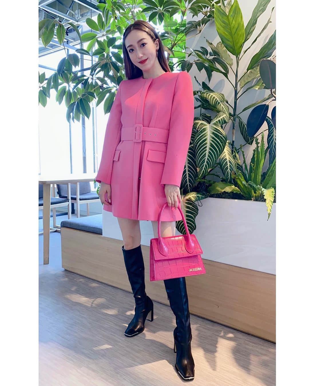 のインスタグラム：「PINK DIRECTOR💗💗💗  #ピンクさんと呼ばれた一日  Jacket @zara  Bag @jacquemus  Shoes @alexanderwangny   💇🏻‍♀️ @tamako_tamako さん いつもとゅるんとゅるんヘアー作ってくださりありがとうございますっ💕髪の毛めっちゃ伸びたっ @ankhcross_official  #imoon #dleague #director #usennext」