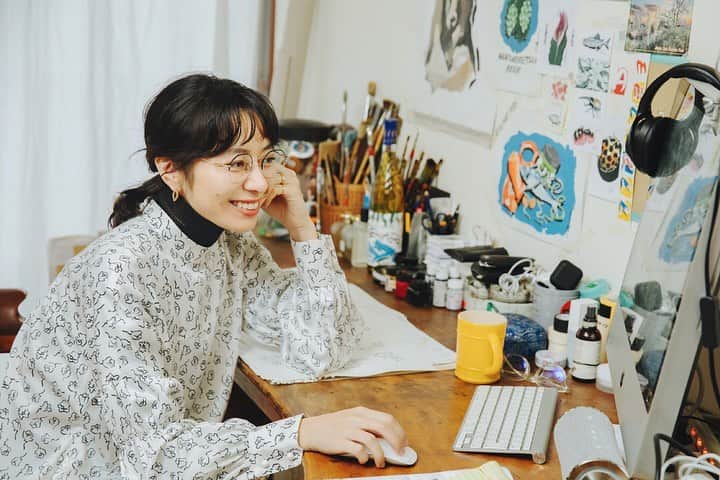 Zoff Officialのインスタグラム：「アクリル画の作品を中心に、看板や宣伝美術に用いられる絵や文字を手がける絵描き、Lee Izumidaさん @izumidalee 。 長い時間絵を描くために、体調管理はとても重要。最近は自宅兼アトリエでの仕事が多く、PC作業やメールのやり取りをすることも増えたそう。そんな日々の生活をブルーライトカットレンズのアイウェアがサポートしてくれます✨ フレームはジュエリーのような美しさとディテールに遊び心をあわせ持つハーフリムをセレクト。  Lee Izumidaさんは、今年のZoff内定式で内定者にお渡しする内定証書の絵も担当してくださいました✒️  ZO202009_72E1 ￥8,800(税込) *ブルーライト35%CUTレンズ着用  ─────── Zoffは全店舗＆オンラインストアで #ブルーライトカット を標準装備、追加料金0円で提供しています💠  【レンズは2種類】 透明度重視のブルーライト35％CUT カット率重視のブルーライト50％CUT ※特殊機能レンズなど一部ブルーライトカットコートができないレンズもございます。 ※レンズ交換のみの場合はレンズ料金は発生しますが、ブルーライトカットコートの料金は発生しません。  #zoff #glasses #eyewear #eyewearstyle #eyewearfashion #leeizumida #creator #zoff女子 #ゾフ #アイウェア #メガネ #メガネ女子 #メタルフレーム #細フレーム #シフバーフレーム #メガネコーデ #絵描き #クリエイター #秋ファッション #秋コーデ ブルーライトカットメガネ #目に優しい」