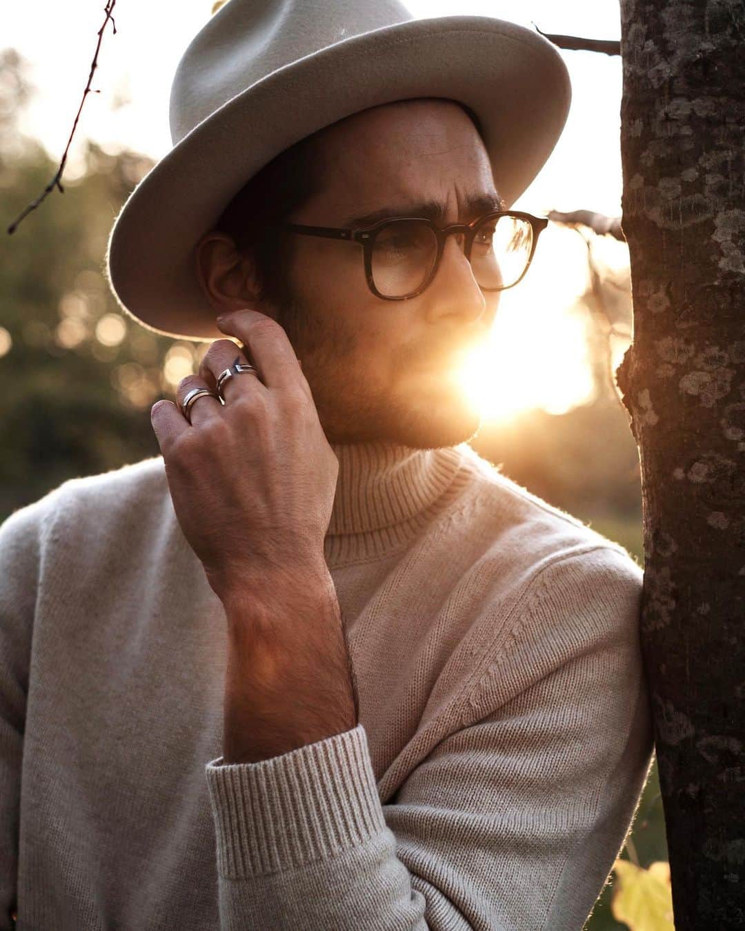 NICOLAS SIMOESのインスタグラム：「This beautiful ring combo from @gemmyo ✨🍁」
