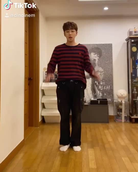 DINDINのインスタグラム：「8년전 레전드 영상을 따라하다가 느꼈다  그는 천재였다..... 존경👏🏻👏🏻  #최고의틱톡커가되겠다 #틱톡 #딘딘 @dindinem」