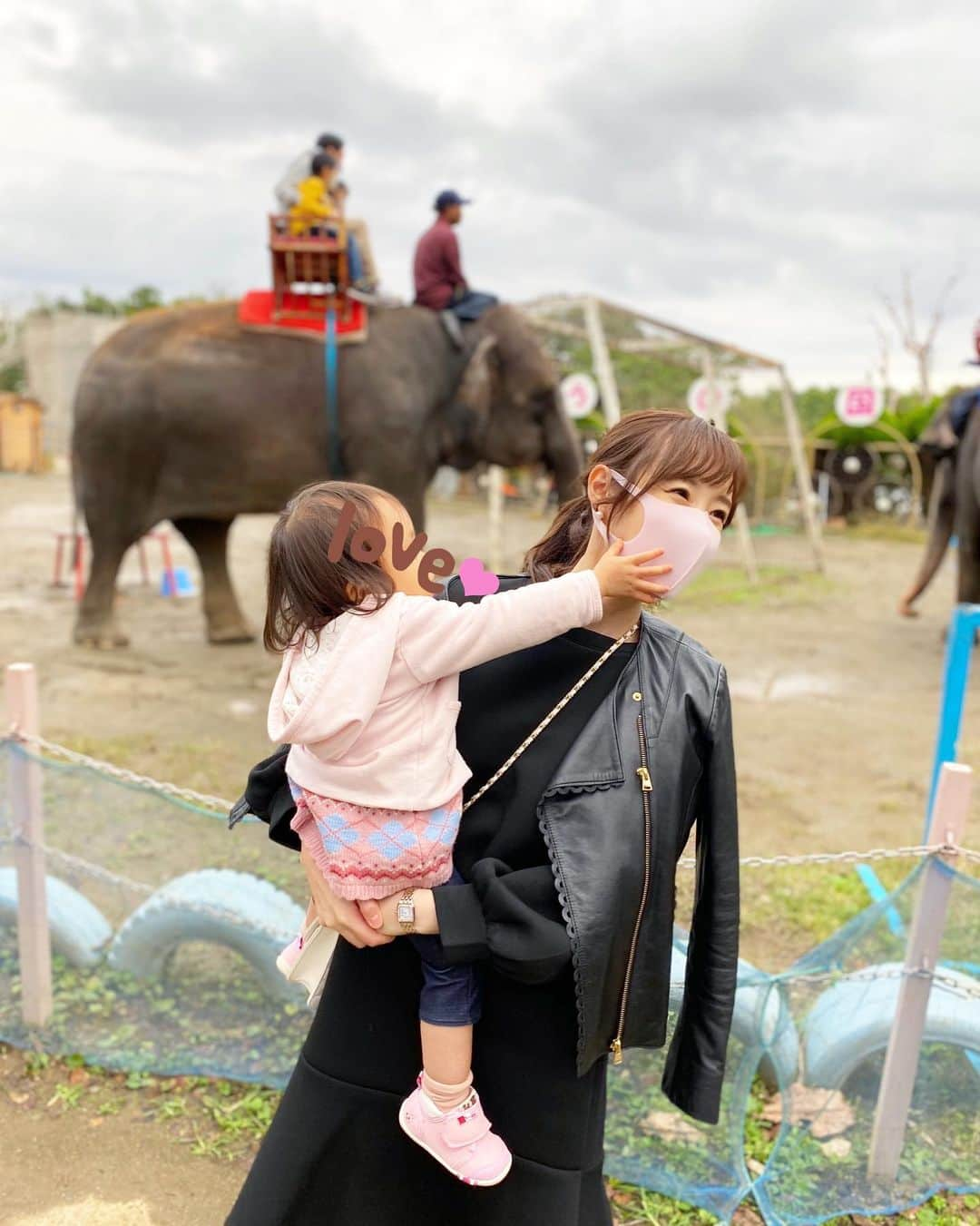 小林真由さんのインスタグラム写真 - (小林真由Instagram)「ぞうさん行こー、にんじんあげよーって毎朝のように玄関で靴を履いてる娘🐘 　﻿ ﻿ みんなの健康を祈って🙏﻿ 今週も頑張ろう!﻿ ﻿ ﻿ #ファッション #コーデ #ママコーデ #女の子ママ #男の子ママ #ママライフ #動物園 #市原ぞうの国 #コーディネート #1歳 #生後3ヶ月 #ベビー #二人育児 #coordinate #fashion ﻿」11月16日 18時23分 - mayukobayashii