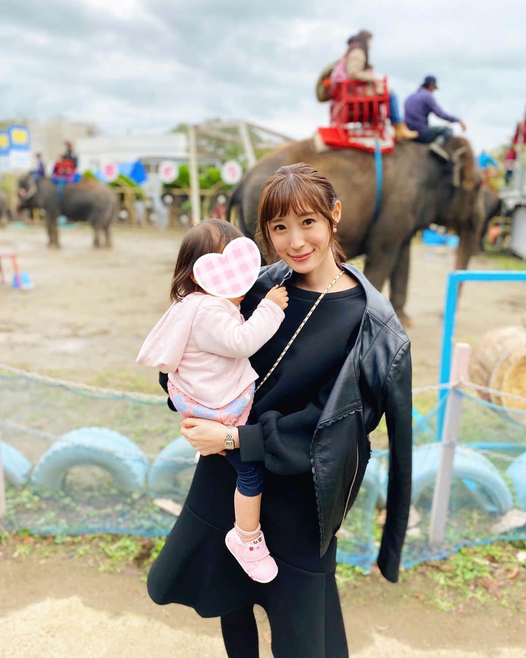 小林真由のインスタグラム：「ぞうさん行こー、にんじんあげよーって毎朝のように玄関で靴を履いてる娘🐘 　﻿ ﻿ みんなの健康を祈って🙏﻿ 今週も頑張ろう!﻿ ﻿ ﻿ #ファッション #コーデ #ママコーデ #女の子ママ #男の子ママ #ママライフ #動物園 #市原ぞうの国 #コーディネート #1歳 #生後3ヶ月 #ベビー #二人育児 #coordinate #fashion ﻿」