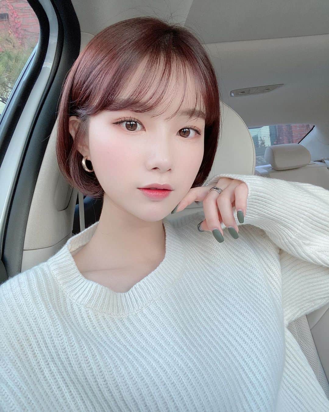 ユン・ダヨンのインスタグラム：「다음 네일은 뭘로 하지 🤘」
