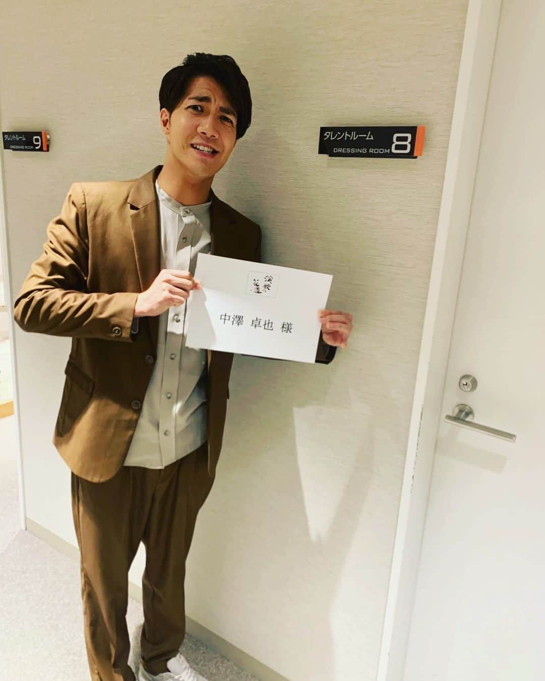 中澤卓也さんのインスタグラム写真 - (中澤卓也Instagram)「さてさて、今日はBSテレ東「演歌の花道」収録へ！今回も素晴らしいセットの中で歌わせていただきました🥺✨どんな風に放送されるのか、皆さんお楽しみに！スタッフの皆さん、お疲れ様でした🙇‍♂️ #bsテレ東 #演歌の花道 #テレビ収録 #セットがやばい #お楽しみに #日本クラウン #北のたずね人 #中澤卓也」11月16日 18時17分 - takuya_nakazawa.118