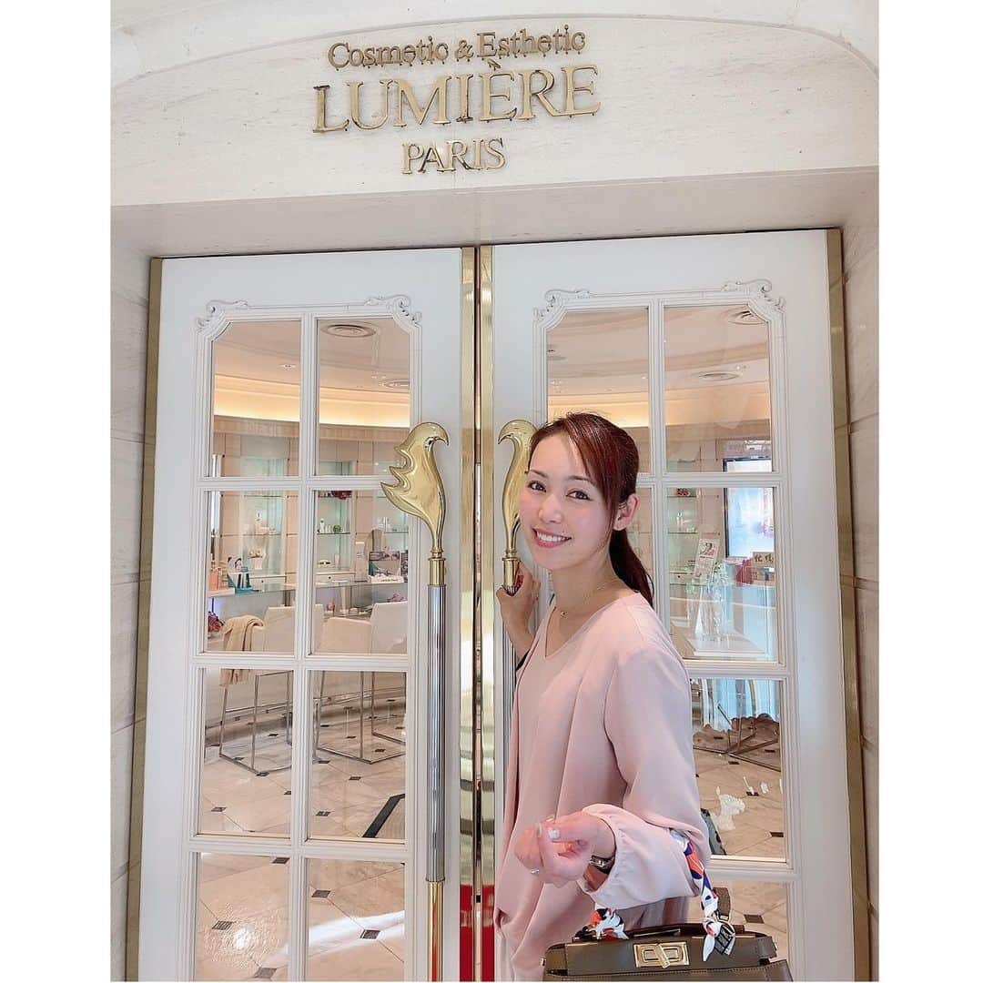 澤野井香里のインスタグラム：「前にレセプションに行かせて頂いた大阪大丸心斎橋店のエステ#ルミエパリ心斎橋店 へ♡﻿ @lumiereparis_shinsaibashi ﻿ ﻿ この扉を開けると、お姫さま気分に浸れる100坪もあるヨーロピアンなゆったりした造りのホワイトサロン✨ ﻿ きめ細かいおもてなしと接客で、とっても幸せな気持ちになれるところ(*´꒳`*) ﻿ 今回はキャビゼロ痩身ボディトリートメントのコースで、EMSで筋肉を刺激しながらセルライトにアプローチしてくれて、マシン後のハンドマッサージもとっても気持ち良くて全身がスッキリ✨✨﻿ 痩身マシンって痛いのかとビクビクしてたけど、全く痛みもなくて終始気持ち良くてビックリだった😳‼️﻿ ﻿ 最後はすごく体が軽くなって、おひとり様時間でゆっくりリフレッシュできたからまた頑張れる🥰﻿ ﻿ そしてSpecialなキャンペーン❣️﻿ ♦︎ルミエパリ炭酸小顔トリートメント　¥19800⇨¥5500﻿ ♦︎キャビゼロ痩身ボディトリートメント¥28000⇨¥7500﻿ 11月末まで🌸﻿ ﻿ あと、ルミエ・パリのアカウントをフォローしてキャンペーンの投稿にコメントで抽選でエステ体験が当たるみたいです＾＾﻿ ﻿ #ks_20✨ #ks_osaka✨ #ks_beauty✨  #ルミエパリ#心斎橋エステ #心斎橋エステルミエパリ #炭酸パック #炭酸ガスパック #和漢ハーブco2パック #PR」