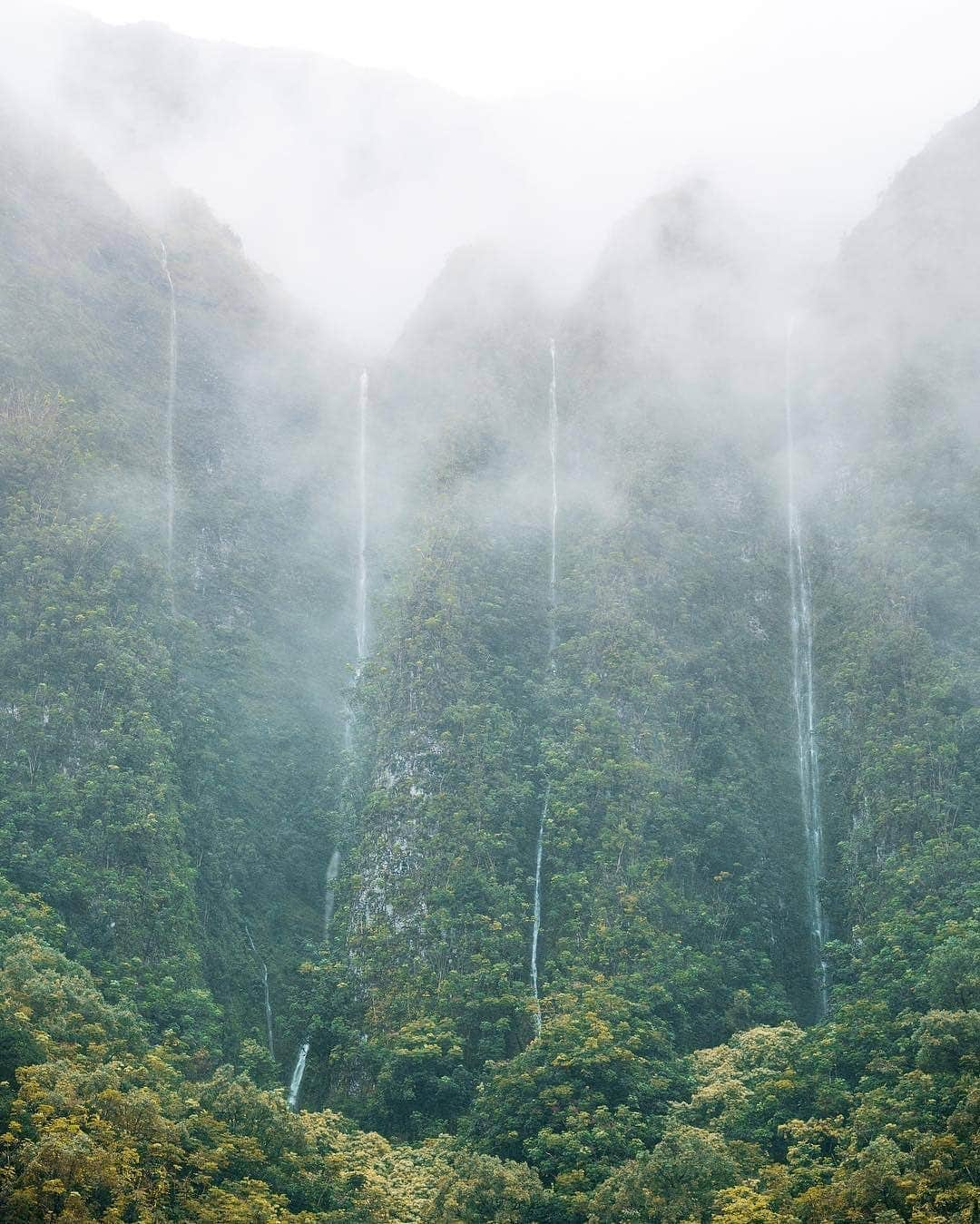 BEAUTIFUL DESTINATIONSさんのインスタグラム写真 - (BEAUTIFUL DESTINATIONSInstagram)「Swipe through to witness Hawaii in all its glory! 🙏🏼 The pandemic is not only making us rethink our priorities and lifestyles, but our travel choices as well.🍃 Let us all do our part in contributing to a better world while traveling.  BD Tips on Responsible Travel:  1. Research is key—make sure the activities you take part of do good instead of harm. 2. Minimize your waste and leave no trace. 3. Support sustainable accommodations and tour operators. 4. Respect local culture. 5. Shop locally and mindfully.  "We do not inherit the land from our ancestors, we borrow it from our children." —Native American Proverb ✨  What are your favorite things to do in Hawaii? How would you practice responsible travel there? 🌏  📸 @threeifbysea 📍 Hawaii」11月16日 18時20分 - beautifuldestinations