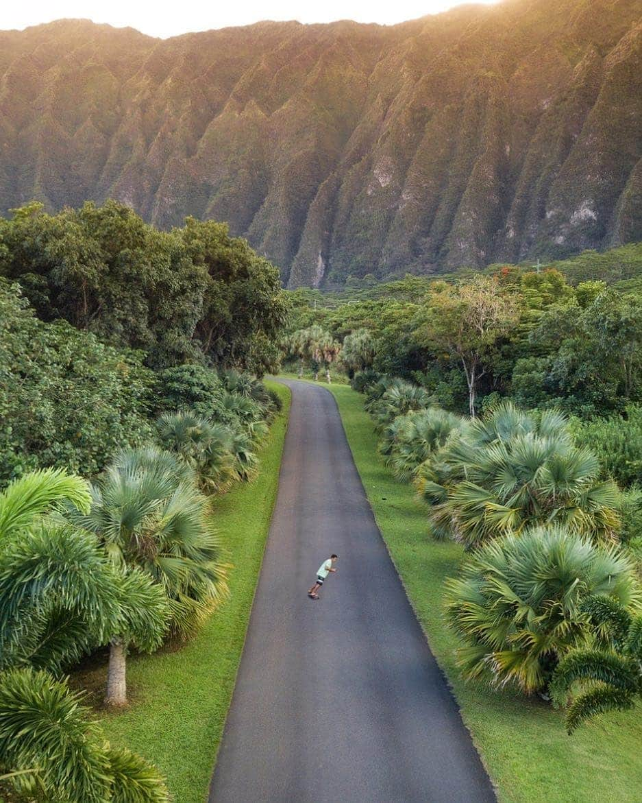 BEAUTIFUL DESTINATIONSさんのインスタグラム写真 - (BEAUTIFUL DESTINATIONSInstagram)「Swipe through to witness Hawaii in all its glory! 🙏🏼 The pandemic is not only making us rethink our priorities and lifestyles, but our travel choices as well.🍃 Let us all do our part in contributing to a better world while traveling.  BD Tips on Responsible Travel:  1. Research is key—make sure the activities you take part of do good instead of harm. 2. Minimize your waste and leave no trace. 3. Support sustainable accommodations and tour operators. 4. Respect local culture. 5. Shop locally and mindfully.  "We do not inherit the land from our ancestors, we borrow it from our children." —Native American Proverb ✨  What are your favorite things to do in Hawaii? How would you practice responsible travel there? 🌏  📸 @threeifbysea 📍 Hawaii」11月16日 18時20分 - beautifuldestinations