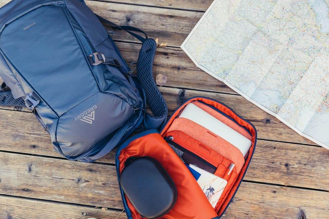 GREGORYのインスタグラム：「ADVENTURE TRAVEL｜JUXT﻿ ﻿ デジタル時代のトラベラーの最高の相棒 「ジャクスト」﻿ ﻿ 取り外し可能な電子デバイス用ポケット付きなので、出張から冒険旅行へとシームレスに用途を変えることができます。﻿ ﻿ #グレゴリー﻿ #ジャクスト﻿  ﻿ ※日本ではオブシダンブラックのみのカラー展開となります。」