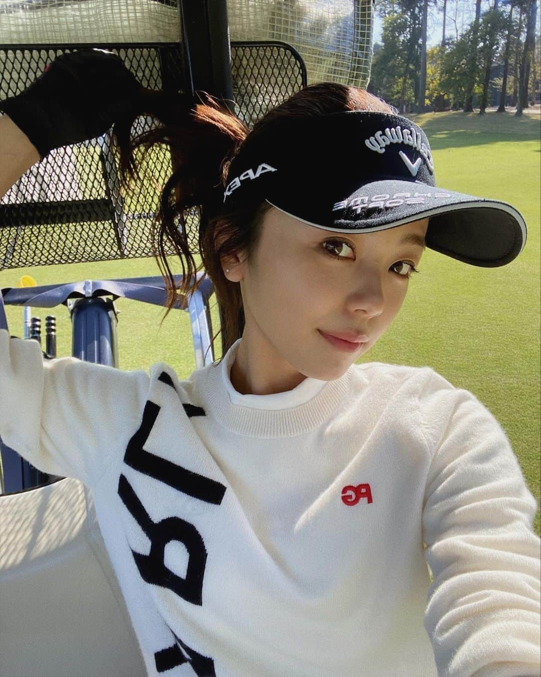 安田華乃さんのインスタグラム写真 - (安田華乃Instagram)「ついに、、初ラウンド🕊⛳️  練習不足でコース出たから、 びびって打てないと思ったら 案外当たって嬉しすぎた😭  バーディーはまじでテンションあがった。 ルールわからない癖に、飛び跳ねた。笑  #ゴルフ楽しすぎる #どハマり  #初ラウンド #ゴルフ女子 #ゴルフ初心者 #ゴルフ場 #ゴルフウェア」11月16日 18時21分 - nanochuuun_