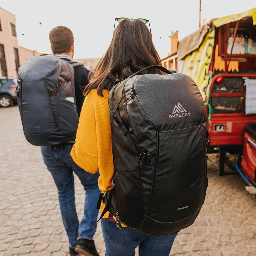 GREGORYのインスタグラム：「ADVENTURE TRAVEL｜JUXT﻿ デジタル時代のトラベラーの最高の相棒、ジャクスト。﻿ ﻿ 取り外し可能な電子デバイス用ポケット付きなので、出張から冒険、旅行へとシームレスに用途を変えることができます。﻿ #グレゴリー﻿ #ジャクスト﻿」