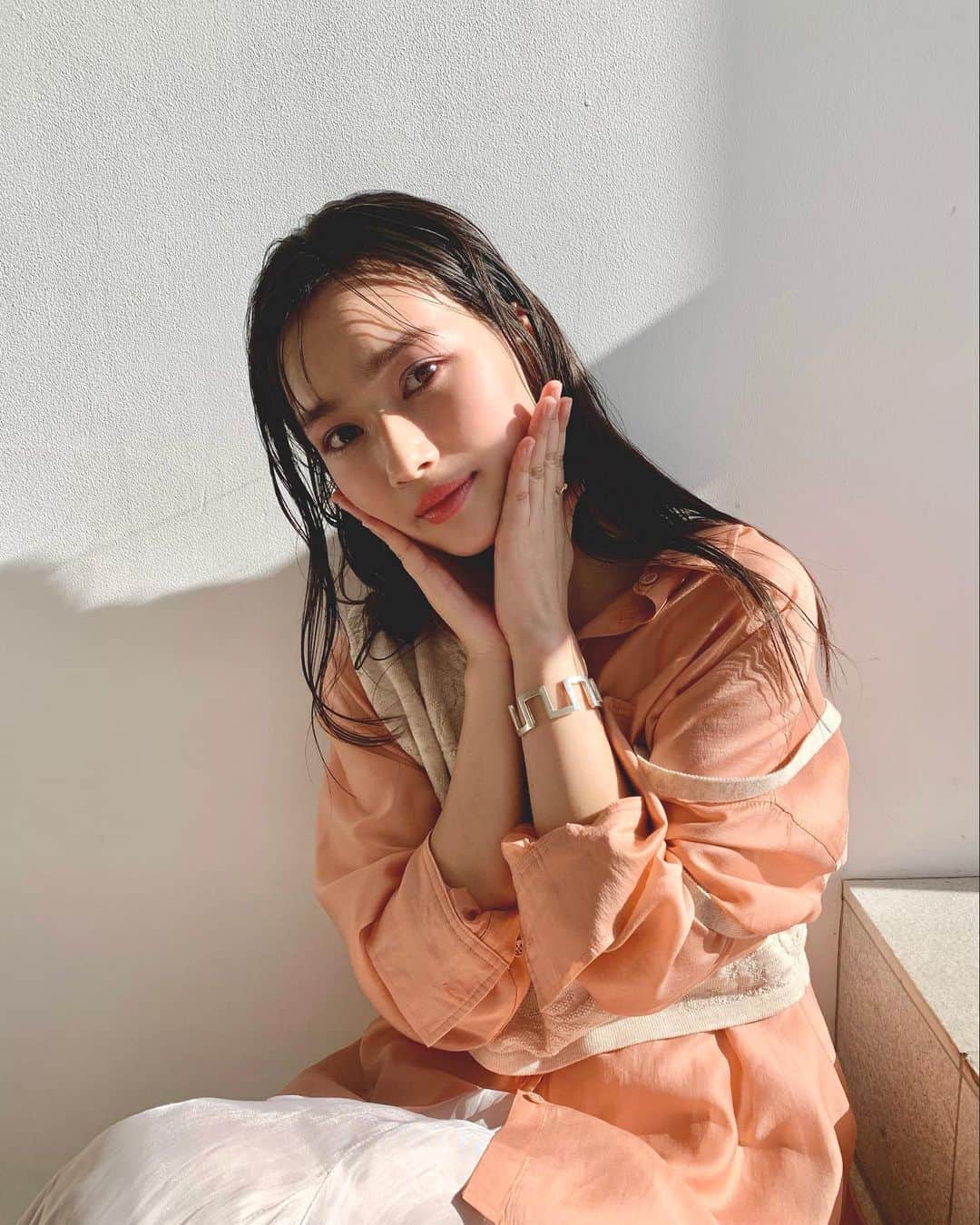 新井舞良のインスタグラム：「@vocemagazine 🌟🧡 シャツのお色、可愛い。アプリコットですって！可愛い！」