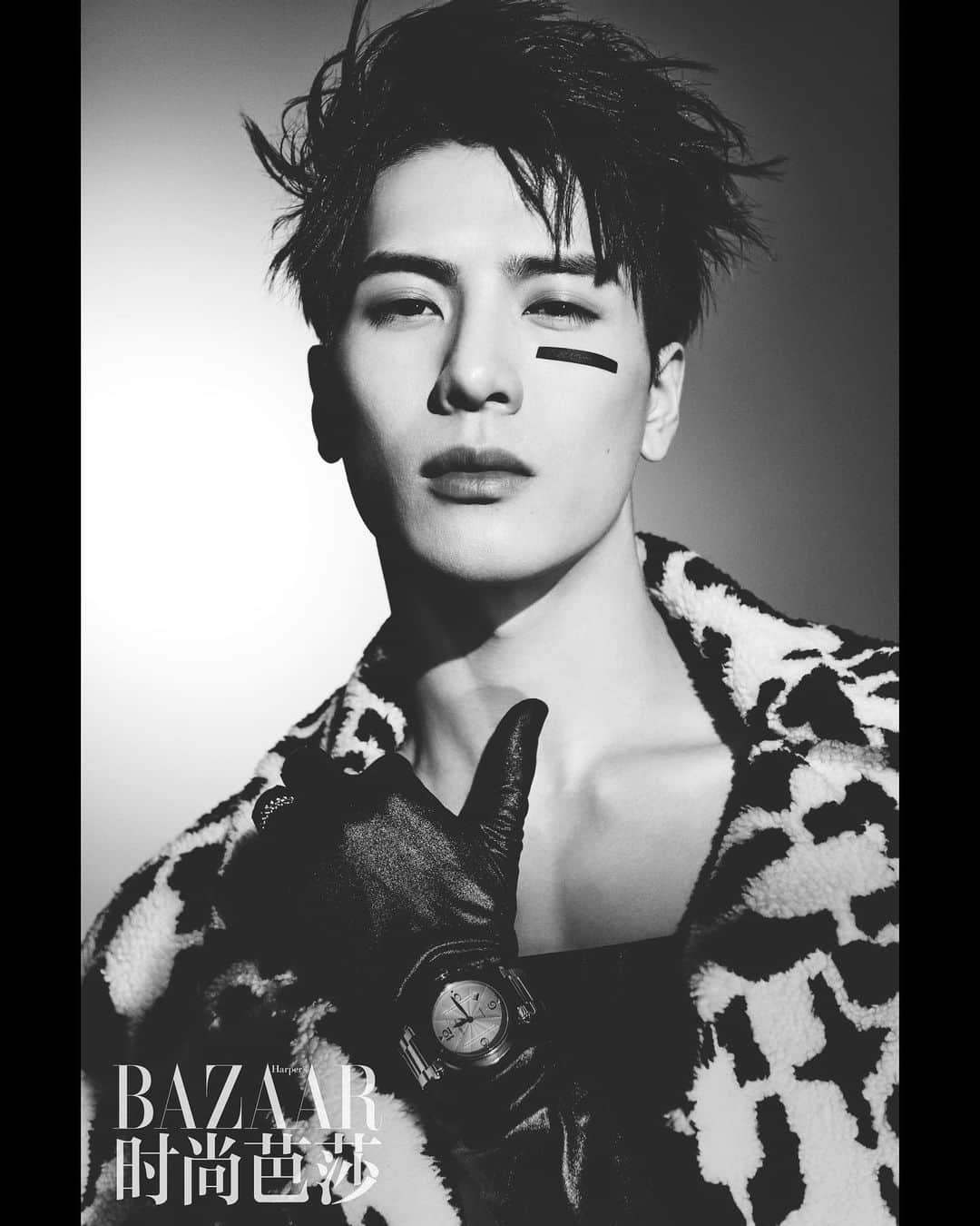 ジャクソンさんのインスタグラム写真 - (ジャクソンInstagram)「#harpersbazaar #cover #December OUT NOW」11月16日 18時28分 - jacksonwang852g7