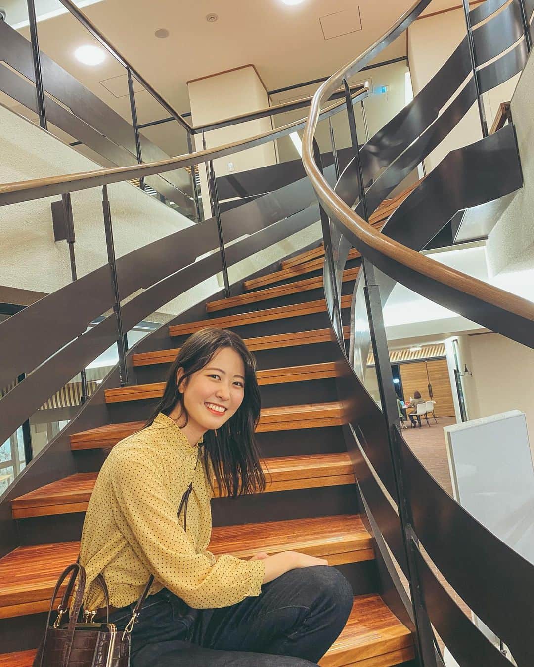 関根真優のインスタグラム：「こんばんは🌝 もうほんっとに最近1日が早すぎる！！😵 もっともっと1日が長ければ良いのにな、、🙄とか言いつつ早く時間よ過ぎろ！っていう時もあるんですけどね😂😂  こちらは看護学部校舎での写真です！ 今まであんまり行ったことがなかったので、探検！と思って入ってみたら綺麗すぎて大学とは思えませんでした😂🤍 テンション上がって階段でパシャリ📸階段だけでも優雅でした😌  こんなに設備が整った大学で学べるのは本当に有難いです🍀  みなさん今日もおやすみ前にポチッとお願いします🙌  #ミスキャンパス同志社女子2020 #ミスキャン#ミスコン#同女#看護学部#校舎#階段#螺旋階段#とりあえずお洒落#高級ホテル#かと思いました#周りの机で皆さん遅くまで勉強されてて凄すぎる#お疲れ様です」