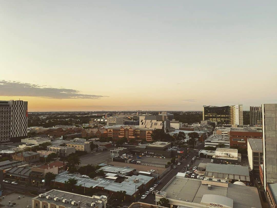 スティーブ・マウザキスのインスタグラム：「Adelaide, it’s just been dream like here these last five weeks. Shooting an incredible film, working and living without any real restriction or fear. It’s really been something. But as the sun goes down tonight it feels like shit’s about to get real. Hope I’m wrong but get those masks on anyway, gonna be a bumpy ride.」