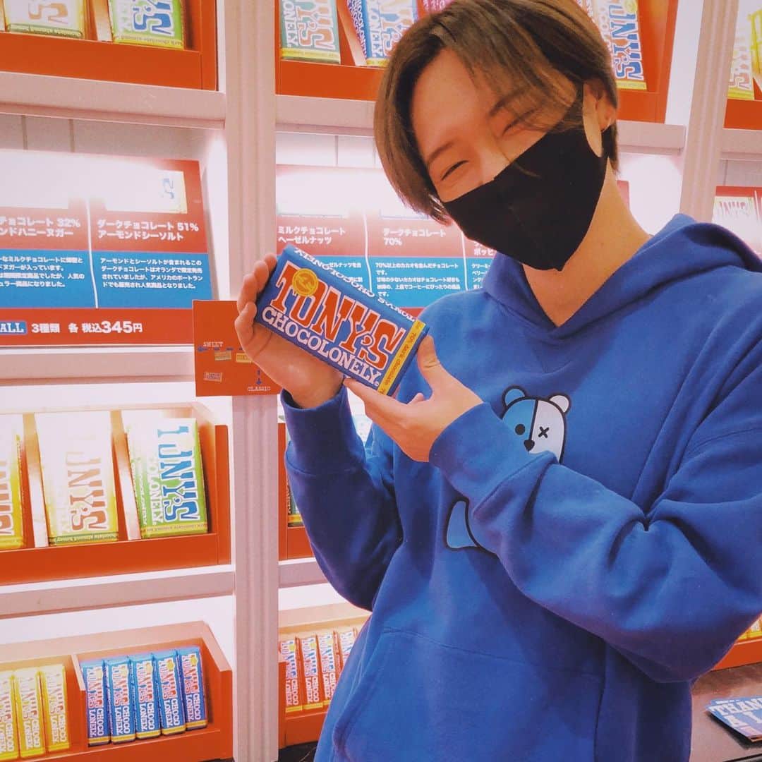 NAOPISのインスタグラム：「めちゃくちゃかわいいチョコレート🍫 @tonyschocolonely の POPUPにフラッと🚶‍♀️﻿ ﻿  チョコレートって普段自分達の身近に溢れていて、きっとほとんどの方が一度口にした事のあるものよね！﻿ ﻿ でもそれだけ沢山のチョコレートがこの世に満ち溢れてるって事は、その分原料の価格が下がってカカオを作ってくださってる農家さんって本当に苦労して大変なの(この時トニーズさんでお話をきいて改めて感じた...) ﻿ ﻿ ちなみに見えない裏側で、一部のカカオ農園ではあってはならない児童労働と人身売買の温床とまで言われていて。﻿ ﻿ これが、自分たちが普段食べているチョコレートの原料を作っている日常の一部の中に存在しているという。﻿ ﻿ いつも幸せ届けるチョコレートにこんな裏側があったと思うととっても切なくなった。。 😔﻿ ﻿ そんな中立ち上がったトニーズチョコロンリーは「カカオ産業を変え、奴隷的労働を撲滅し、児童労働をなくすためのチョコレート」を生産して販売しているブランド。﻿ ﻿ そんなメッセージをのせたチョコレートブランドがオランダから日本上陸です🇳🇱→🇯🇵﻿ ﻿ どうかこれを読んでくださった一人でも多くの方にカカオ産業の"イマ"そしてトニーズチョコロンリーの素晴らしさを理解してもらって、 今から、そしてこれからも美味しいねって幸せになれるチョコレートを感じてほしい🤲 ﻿ ﻿ お店はポップでキュートでかわいいが溢れかえっていて✨﻿ 素敵すぎだったのにも意味があるから気になる人はチェックしてみて!(本当にかわいいの🥺) ﻿ ﻿ お店のスタッフさんも素敵な方々だったなぁ😭✨ ﻿ ﻿ では今日もいい夜を🌉 ﻿ ﻿ #トニーズチョコロンリー﻿ #tonyschocolonely #crazyaboutchocolate #seriousaboutpeople #pr #impact」