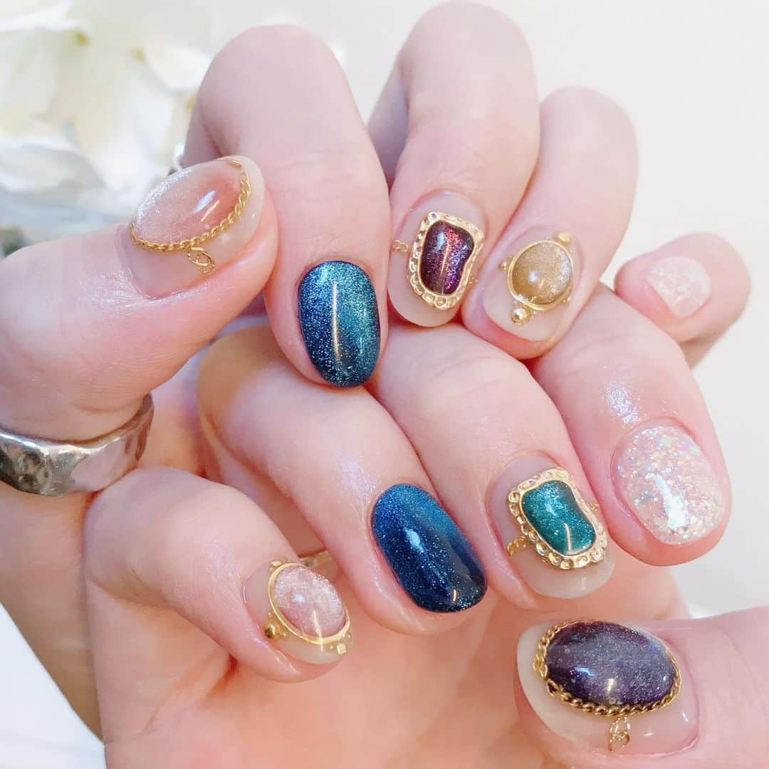 なかやまちえこのインスタグラム：「magnetic nails💫⠀ ⠀ Base color ⠀ PREGELex 259Navy⠀ PREGEL MUSE S198レディクールオクール、G438オーロラドリーム⠀ きまぐれキャット Cat’sEye⠀ ⠀ #nail #nails #nailart #ネイル #美甲 #ネイルアート  #japanesenailart #manucure #japanesenails #manicurist #gelnails #أظافر #네일아트 #미용 #vẽmóng #ngườiđẹp  #เพ้นท์เล็บ #искусствоногтя #artedeuñas #เพ้นท์เล็บเจล #ジェルネイルデザイン #ネイルデザイン #senikuku #nagelkunst #マグネットネイル #マグネットジェル #magneticnails @pregelofficial @kimagure_cat_whim @negamon」