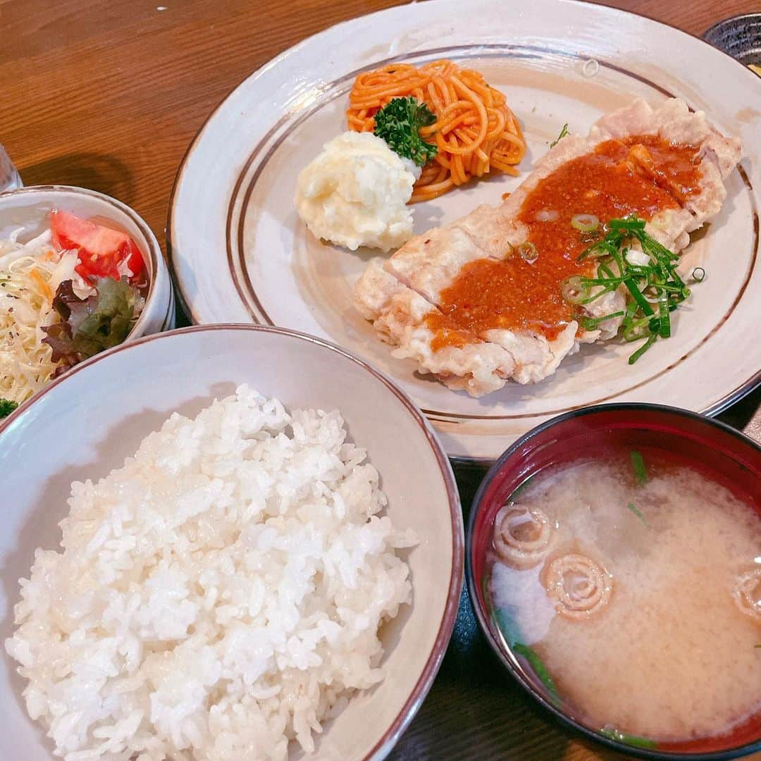 高橋茂雄さんのインスタグラム写真 - (高橋茂雄Instagram)「将棋会館1階のイレブンが美味しすぎます！ 数々の棋士の皆さんのエネルギーになってるイレブン。 イレブンの由来を尋ねてみたら、、、  特にないんやって！笑  ないんかい！！  しげログ4.52  #イレブン #将棋飯 #おいしすぎます #僕は珍豚美人で ＃同歩で ＃棋士の皆さんは同じの頼む時に同歩でってゆうんですって」11月16日 18時36分 - shigeo0128