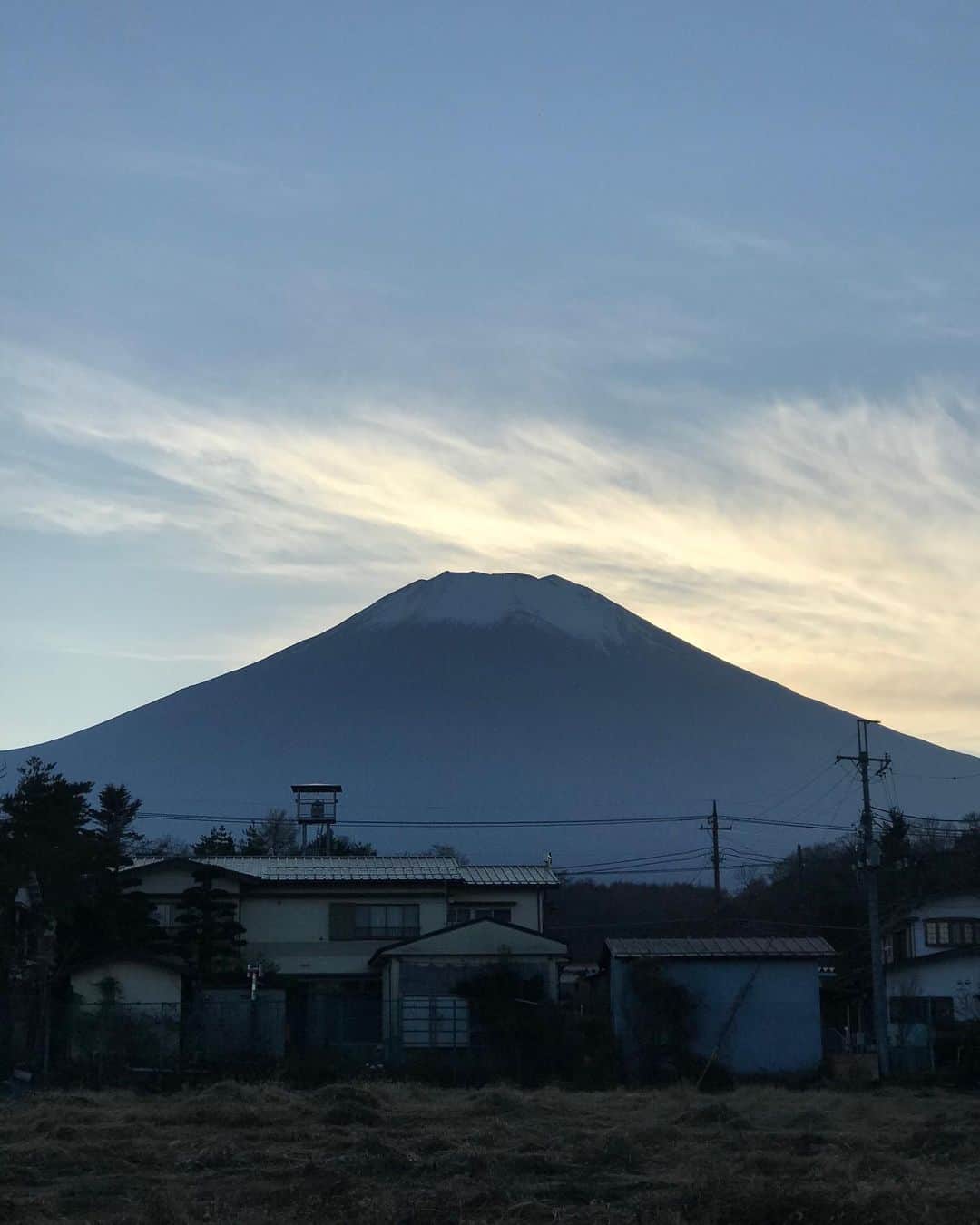 アヤメさんのインスタグラム写真 - (アヤメInstagram)「Mt.Fuji 100km challenge done✅ 富士山まで100kmチャレンジ完走〜🙌🏼🚴🏻‍♀️🔥道志みち、上り基調で小さくアップダウンを繰り返し、山の尾根を何回も乗り越えて、後半の山伏峠は地味に延々と上り坂、中々しんどくまるで人生のようでした😆しかし前に進めてさえすればいつかは辿り着くんだね。それもまた人生のよう〜🚴🏻‍♀️帰りはヤんなったのでバラして輪行しました🚃 #道志みち #ロードバイク #輪行旅 #富士山🗻 #紅葉まつり #ロードバイク初心者 #サイクリングブルース #無事故無違反 #100kmチャレンジ」11月16日 18時36分 - ayame_socks