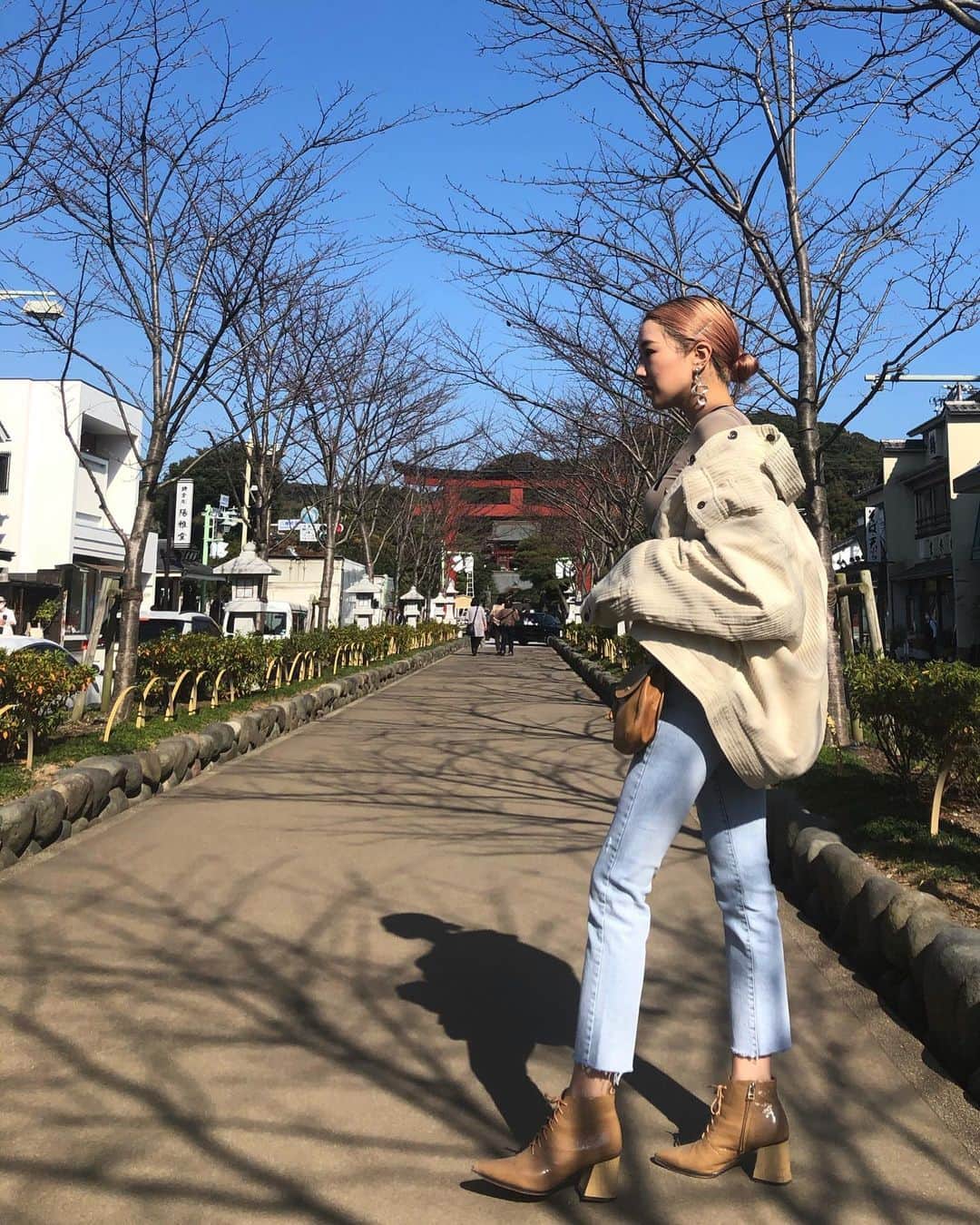 SARAのインスタグラム：「outer: @to_the_sea_hawaii 🌊  コーデュロイのアウターは内側がボア地で暖かくて、とにかくフォルムが可愛い優れもの💘 デニムと合わせたい一着☺️ webと直営店にてゲット可能だよ👍 @tothesea_healthliving  . . . #Resortnista #totheseahawaii #ootd #pr」