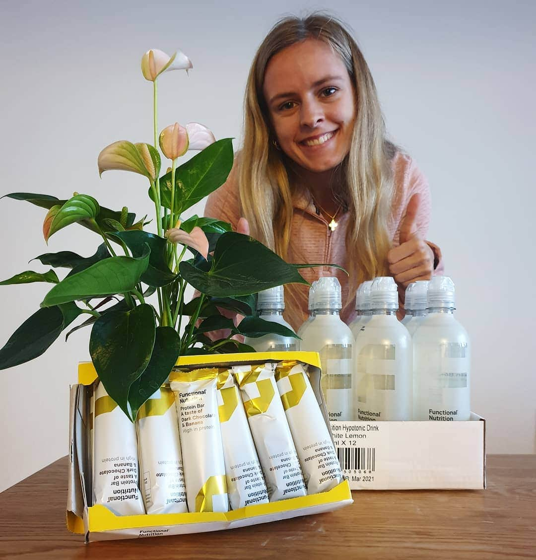 メッテ・グラスゴワールのインスタグラム：「🌠 GIWEAWAY 🌠  Jeg har modtaget disse lækre produkter fra @functionalnutritiondk og fået muligheden for at lave en giveaway til jer 🤗  Præmien indeholder en pakke sportsdrink (valgfri smag) og en pakke proteinbarer (banan/chokolade smag). En pakke af hver indeholder 12 stk.  Sportsdrink smagsvarianter: - Annanas/kokosnød - Iced tea peach - Jordbær/Lemon - White Lemon  I deltager ved: 1. følge @mette_graversgaard og @functionalnutritiondk 2. Kommentere hvilken smag du kunne tænke dig at vinde eller tag en ven.  Man må deltage lige så mange gange som der er smagsvarianter (dvs. 4 gange) 🍀  Konkurrencen slutter på søndag d. 22/11 kl. 12 😄😁  OPDATERING: Vinderen af konkurrencen blev @lortethea - Tak til alle som deltog. Håber i får en skøn søndag ❤ • • #reklame #giveaway #konkurrence #functionalnutrition #sportsdrink #vitamindrink #proteinbarer #banan #chokolade」