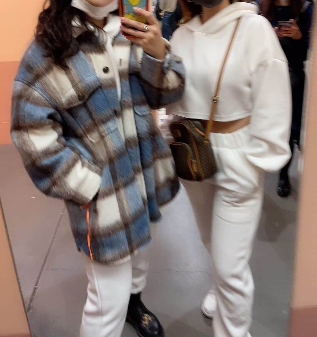 安藤咲弥のインスタグラム：「👢🤍🤍✨」