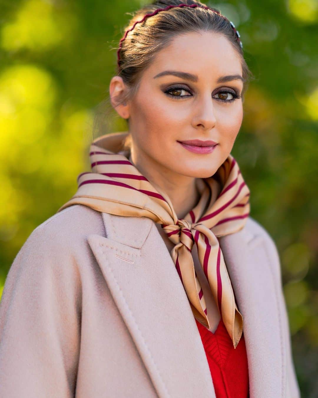 オリヴィア・パレルモのインスタグラム：「🎉 It’s here! 🎉 @le.scarf curated by moi is now available, just in time for the holidays 💁🏼‍♀️ These fine silk scarves come in two sizes and multiple combos of my favorite colors for a chic facial covering, neckerchief, head wrap, bag accessory... the list goes on! Tap the product button on the image above to check out directly on @instagram or visit OliviaPalermo.com 💃🏼 Happy Shopping!!!」