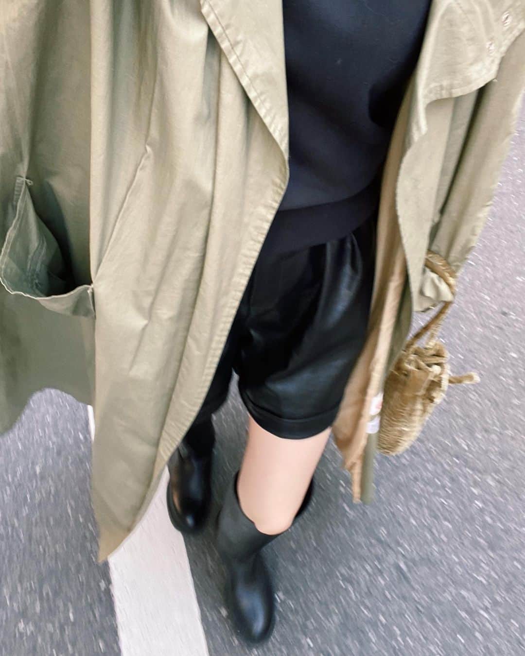 のインスタグラム：「.﻿ レザーのショートパンツにスウェット🐻﻿ 束の間の暖かい日🐏 ﻿ #mihoc_fashion #vintage #vintagefashion﻿ #uniqlou #kiarisvintage」