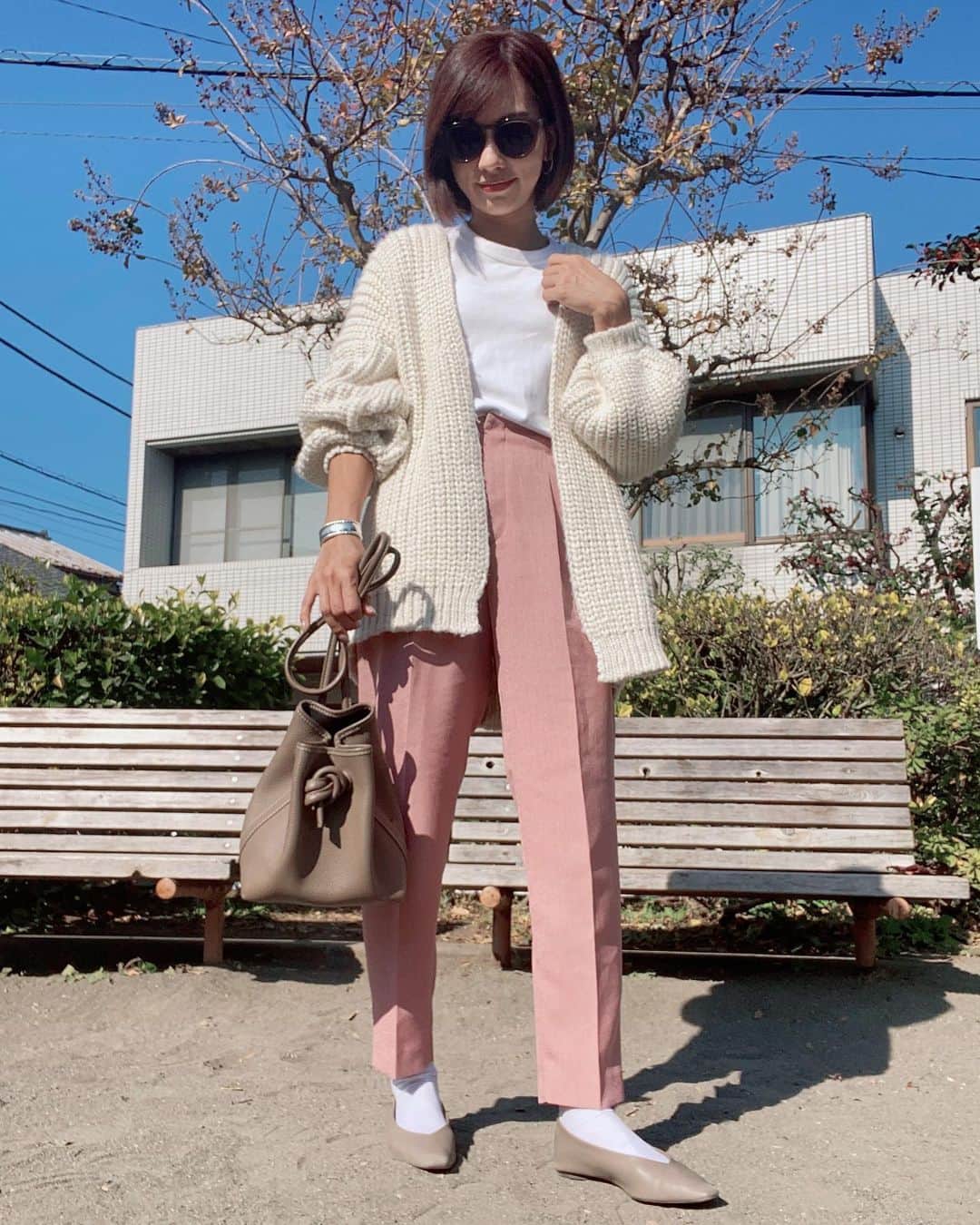 黒宮ニイナのインスタグラム：「今日はポカポカいいお天気でしたね☀️お花💐を久しぶりに買って癒された🤍  今年はニットカーディガン🧶大活躍してくれてる💕 何着ようって迷ったら、とりあえずこれ😁気が付けば白とベージュばっかりだ🤍🤎 このピンクのカラーパンツも履きやすくてお気に入り💓 最近ゆっくり雑誌も読めてなくて流行りとか分からないけど好きな服の系統は一緒な気がする☺️  #今日のコーデ #コーデ #シンプルコーデ #ニットコーデ #パンツコーデ #カラーパンツ#30代コーデ #大人コーデ #大人カジュアル #ママコーデ #ママファッション #アダムエロペ #エイチアンドエム #2児ママ #2人育児 #男の子ママ #女の子ママ #mama #mamacoordinate  #mamafashion #2kidsmom #hm #adametrope #vasicbondmini」