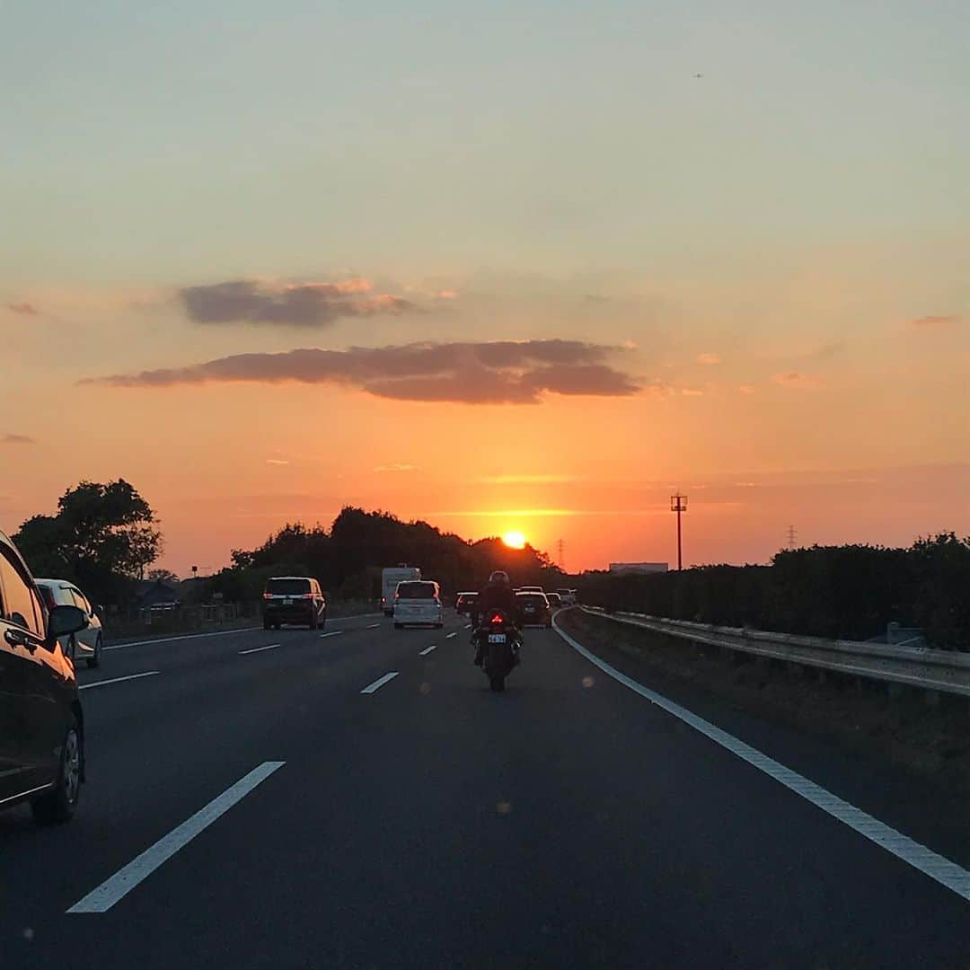 福田葉子さんのインスタグラム写真 - (福田葉子Instagram)「夕陽に向かって走れ！ #drive #sunset #highway #夕陽　#日没　#ドライブ　#高速　#週末」11月16日 18時42分 - yoyoyokoko