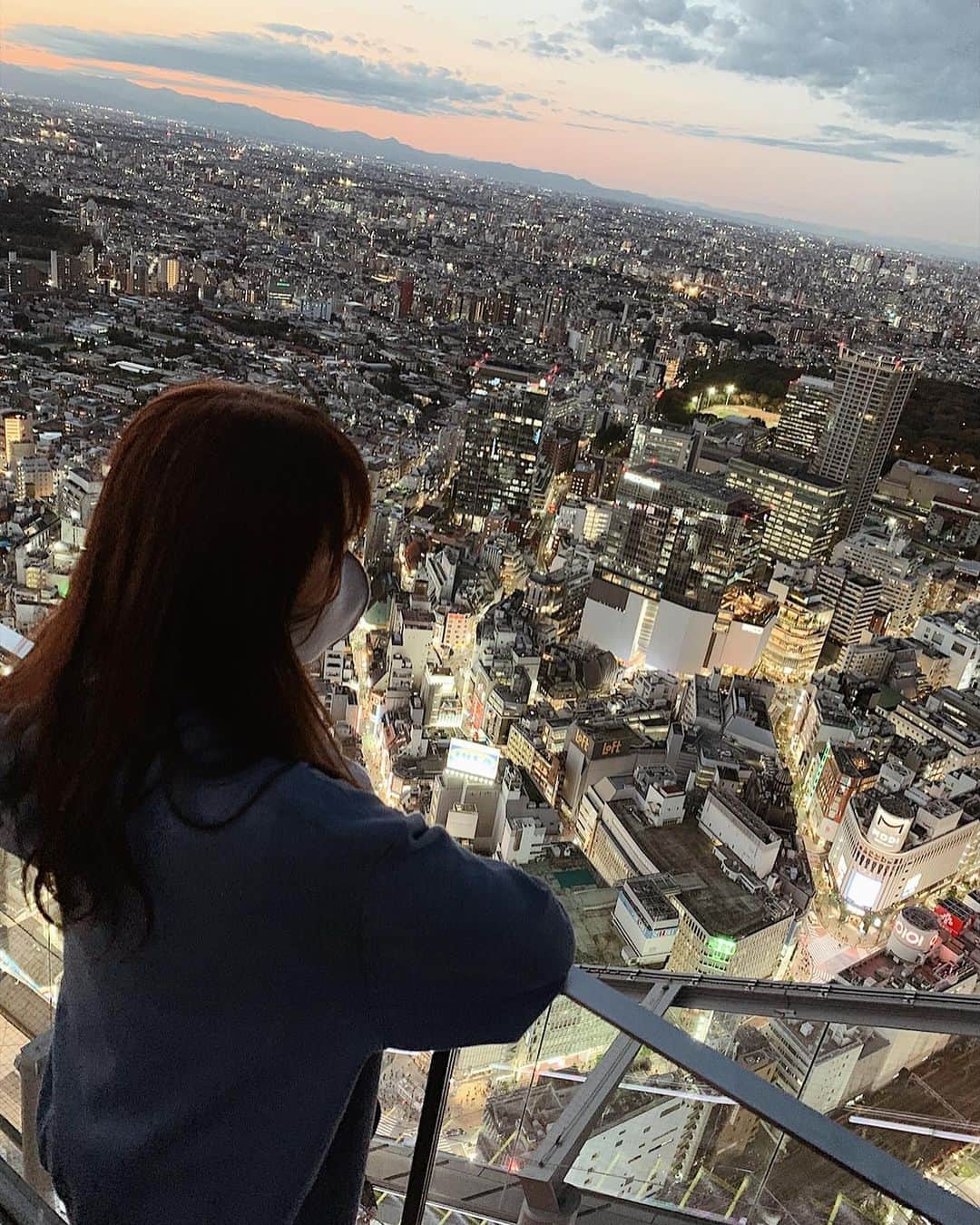 野村明日香のインスタグラム：「﻿ 𝐬𝐡𝐢𝐛𝐮𝐲𝐚 𝐬𝐤𝐲 ☾🤍﻿ スカイツリーも東京タワーも全部見えた🗼 ﻿ ﻿ #東京 #渋谷 #渋谷スカイ #夜景 #スクランブルスクエア #渋谷sky #shibuyasky﻿ #東京観光 ﻿ #check7746」