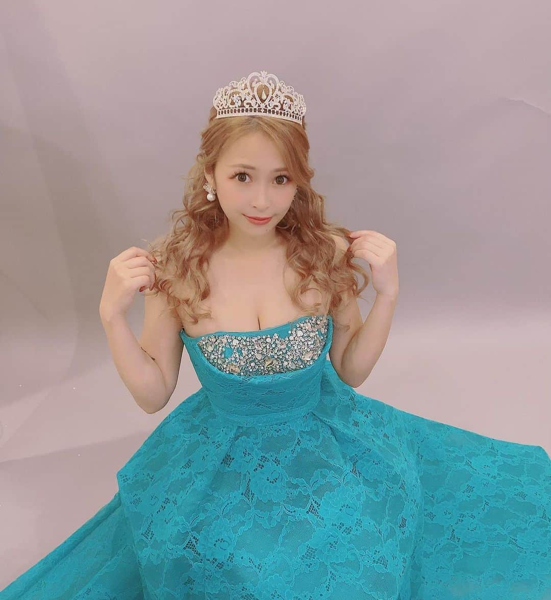IORIのインスタグラム：「・ バースデーのポップ、インパクトすごいね。 ってお声ありますが、 可愛いバージョンもあります😂😂😂😂 ・ ・ ポップの撮影中、カメラマンさんに 『これでいいんですか？🤓』 って聞かれたけど、これでいいんです！！笑 ・ ・ ・ #バースデー#バースデーイベント#ヘアアレンジ #インスタ映え#名古屋#錦#錦3#シェリエ#GOLD#サロンドゴールド#salondegold#newドレス#キャバクラ#キャバ嬢#シャンパン#撮影#followforfollowback #likeforlike#キャバ嬢の日常」