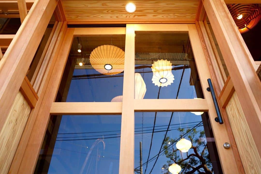ココハウスさんのインスタグラム写真 - (ココハウスInstagram)「極楽寺のあのお店が、11/18(水)鎌倉駅前に移転し、新しいスタートをきります！ かなり存在感のあるお店に仕上がっておりますよ😏  #鎌倉  #オーガニック  #レストラン  #ランチ  #ディナー  #umi鎌倉」11月16日 18時44分 - cocohouse.kamakura