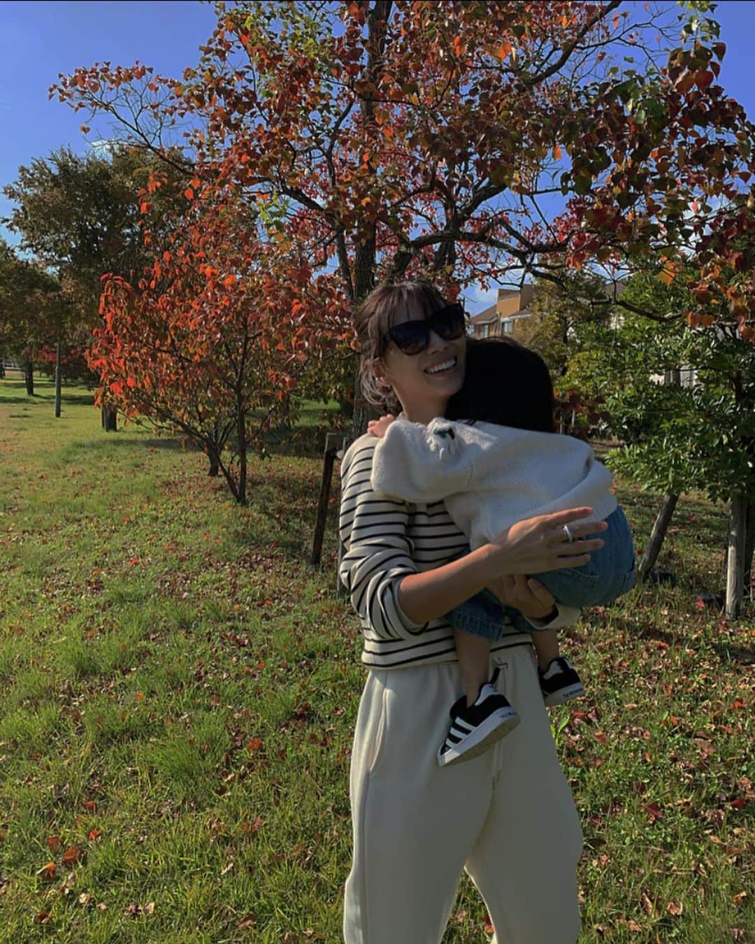 渡邊智子さんのインスタグラム写真 - (渡邊智子Instagram)「. のんびりぃ🍙☺️🌳 #sunday」11月16日 18時44分 - _tomomon